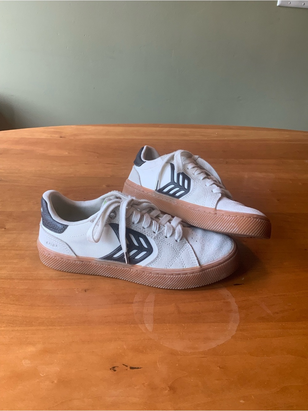 Cariuma White and Black Gum sole Low-Top Sneakers canvas and leather EUR 39